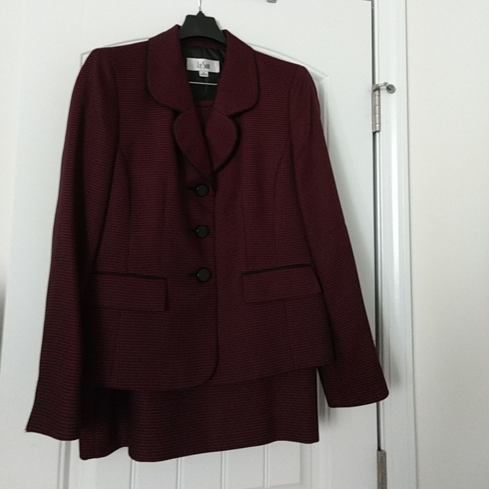 Red Dot Black Trim Le Suit Size10